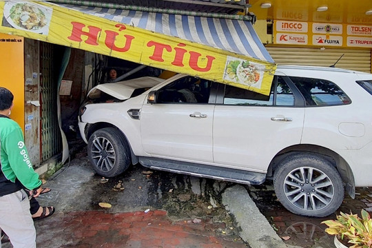 Ô tô lao vào quán hủ tiếu ở TPHCM, chủ quán tưởng có trộm