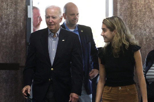 Tổng thống Joe Biden đi bỏ phiếu bầu cử giữa kỳ sớm