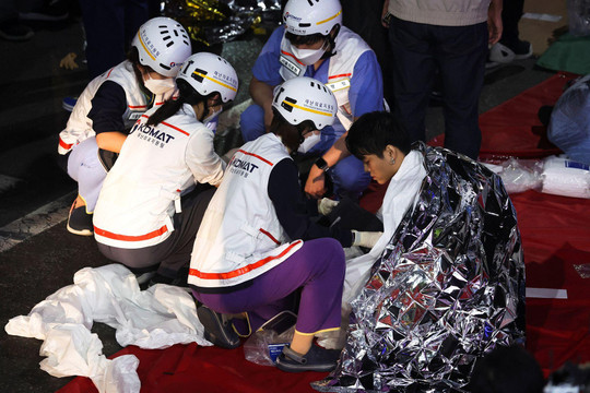 Giẫm đạp ở Seoul: Nguyên nhân khiến hơn 150 người tử nạn trong con hẻm dài 40m
