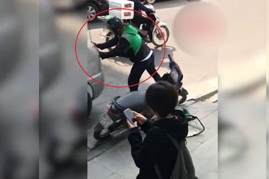 Cự cãi trên phố ở Hà Nội, tài xế ô tô tông thẳng vào xe máy rồi bỏ chạy