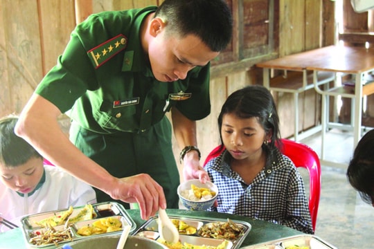 Tấm lòng của những người lính mang quân hàm xanh - Bài 1                 Nhận nuôi 9 đứa con của người giữ mốc chủ quyền