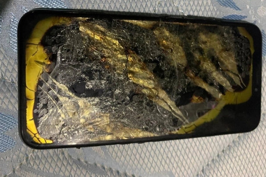 iPhone bốc cháy vì thay pin lô