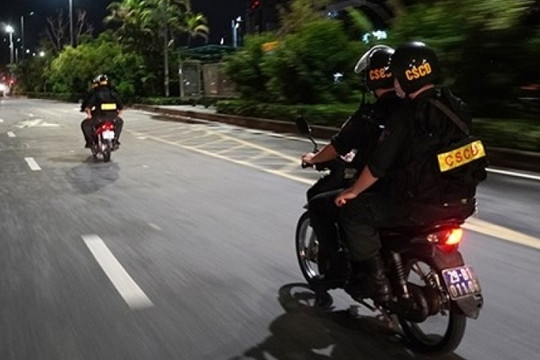 Bắt 2 thiếu niên ném gạch tấn công Cảnh sát cơ động tại Hà Nội