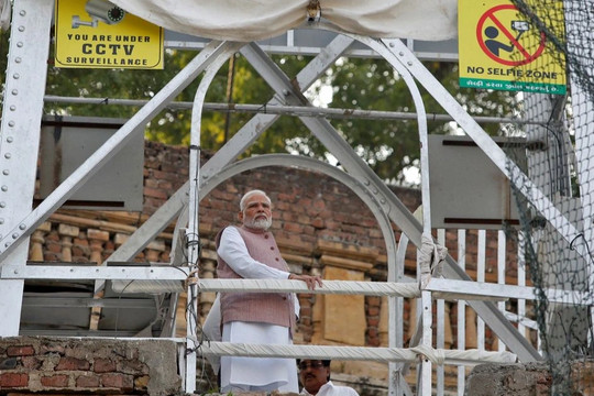 Thủ tướng Ấn Độ thăm hiện trường vụ sập cầu, yêu cầu điều tra toàn diện