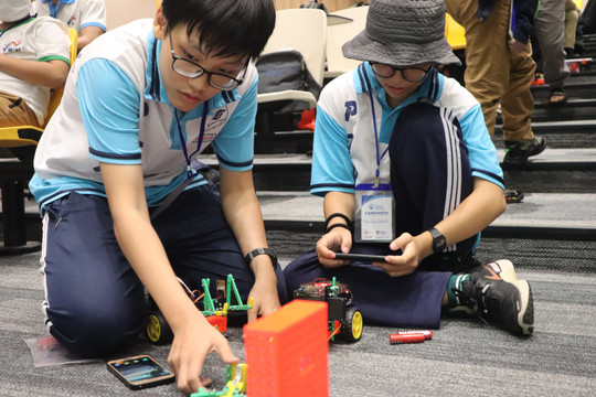 Học sinh Việt vô địch tại cuộc thi lập trình robot tại Singapore