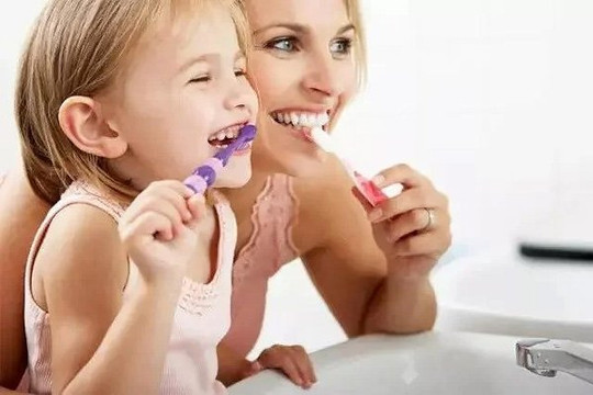 6 sai lầm cha mẹ dễ mắc phải khi chăm sóc răng miệng cho con