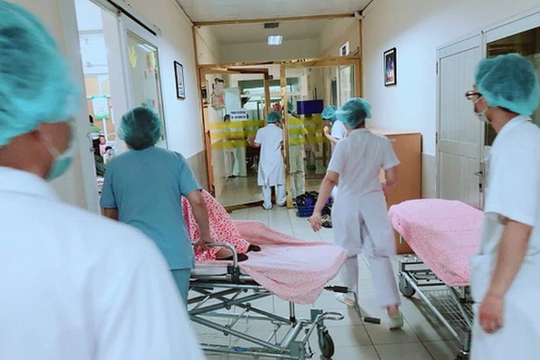 Ngoạn mục cứu bé sinh non trong nhà vệ sinh bệnh viện, vừa chào đời đã ngừng tim