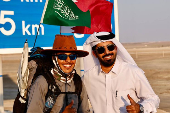 Đi bộ 55 ngày, vượt 1.600 km tới Qatar xem World Cup