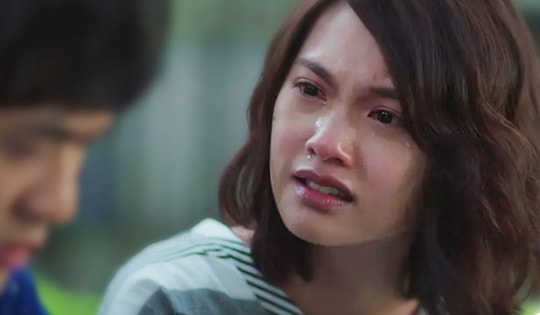 Chồng qua nhà hàng xóm xem bóng đá nhưng 1h sáng chưa thấy về, tôi chạy sang xem tình hình thì bàng hoàng thấy cảnh tượng trên sofa