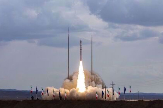 Iran thử nghiệm tên lửa 3 tầng mang vệ tinh nặng đến 80kg