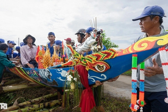 Cận cảnh lễ hạ thủy ghe Ngo của đồng bào Khmer Nam bộ