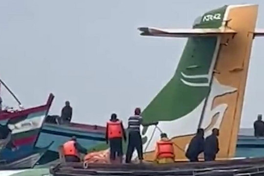 Máy bay nghi chở 49 người lao xuống hồ nước lớn nhất châu Phi