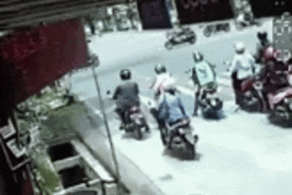 Clip: Dừng xe chờ đèn đó, 'ninja lead' bỗng ngã lộn nhào xuống mương