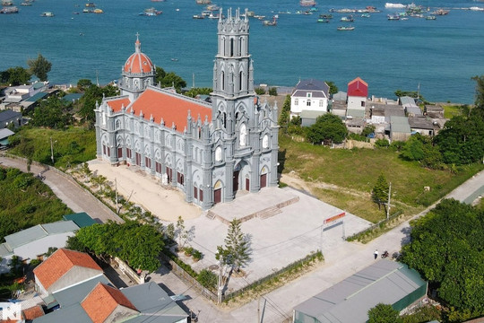 Chiêm ngưỡng nhà thờ công giáo tuyệt đẹp trên đảo Thanh Lân