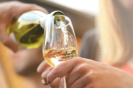 Uống một ly rượu vang trắng mỗi đêm có ảnh hưởng đến cơ thể?