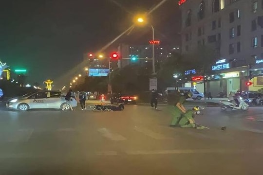 Clip: Chặn đoàn 'quái xế', một cảnh sát bị tông trúng nằm gục