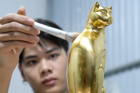 Chiêm ngưỡng linh vật mèo dát vàng 24k chào đón Tết Quý Mão 2023