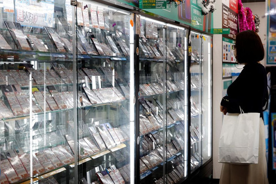 Yen mất giá, người Nhật đổ xô mua iPhone cũ