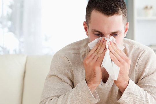 Thời tiết chuyển mùa, nhiều người bỗng nhiên sốt, sổ mũi… bệnh gì?