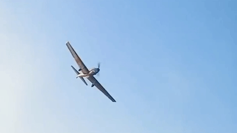 Máy bay lao trúng cột ăng-ten khi đang trình diễn khiến phi công hạ cánh khẩn cấp 