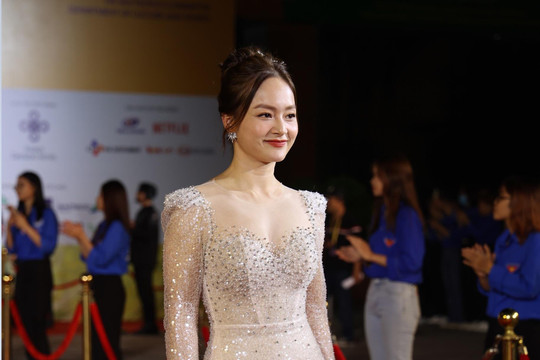 Dàn sao Việt sải bước trên thảm đỏ Liên hoan phim quốc tế Hà Nội lần 6