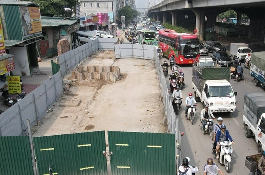Người đi đường: Nên mở thêm đường phụ hai bên 'lô cốt' Nguyễn Xiển để tránh ùn tắc