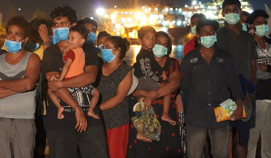 Trắng đêm đưa 305 công dân Sri Lanka gặp nạn vào đất liền