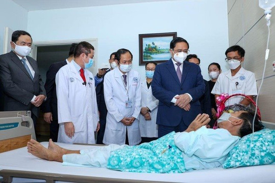 Thủ tướng: 'Thầy thuốc như mẹ hiền', phục vụ bệnh nhân với tinh thần cao cả