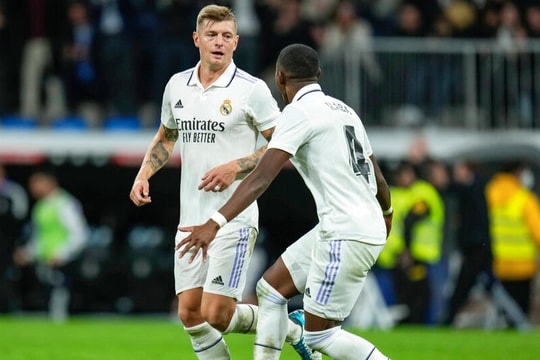 Toni Kroos tỏa sáng, Real Madrid bám sát Barcelona