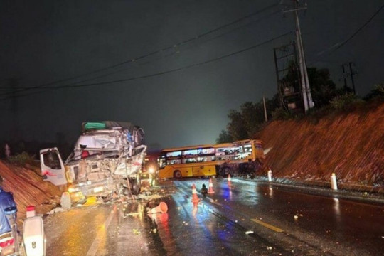 Bắt lái xe khách lấn làn đâm ô tô tải làm 15 người thương vong ở Huế