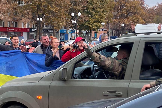 Dân Kherson đón quân đội Ukraine vào thành phố