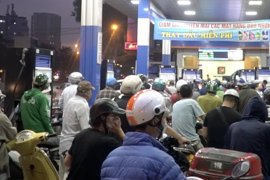 5h sáng cây xăng ở Hà Nội đã đông kín người xếp hàng chờ mua