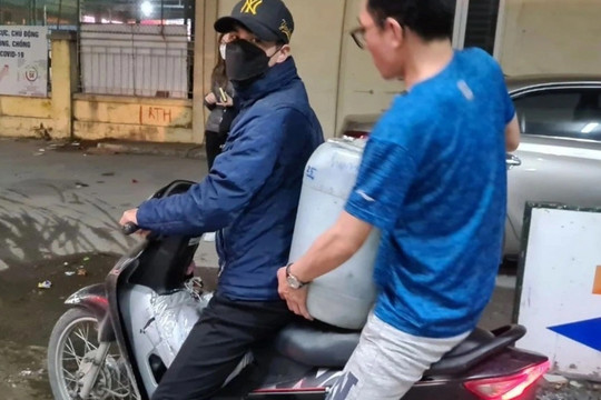 Người Hà Nội "mua xăng đóng chai", cảnh báo "ôm bom về nhà" nếu tích trữ
