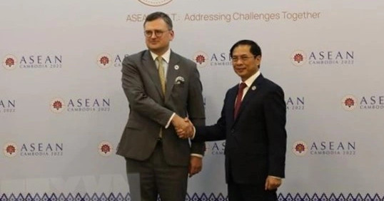 Bộ trưởng Ngoại giao Việt Nam gặp Ngoại trưởng Nga và Ukraine