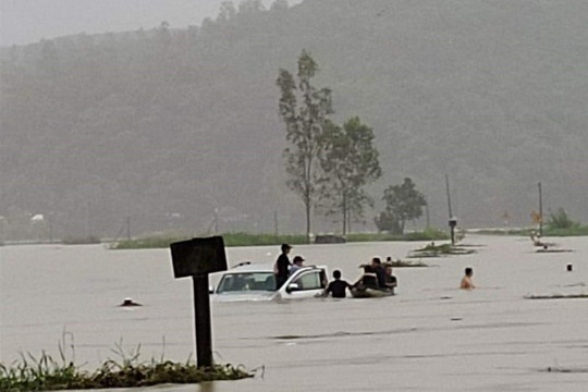Mưa lớn trôi ô tô ở Phú Yên, nhiều khu cư dân ngập sâu