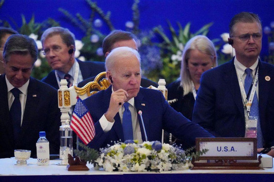 Tổng thống Mỹ Biden lắng nghe bài phát biểu của Ngoại trưởng Nga Lavrov