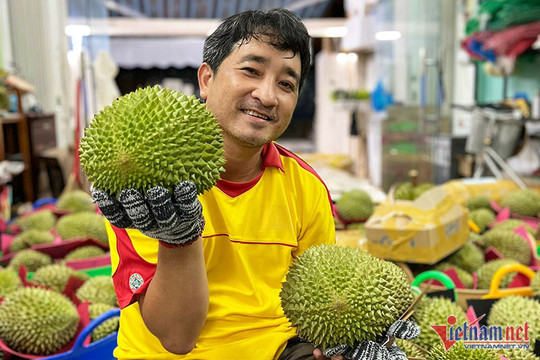 Sầu riêng Malaysia 4,5 triệu đồng/quả, trái cây Trung Quốc giá rẻ giật mình