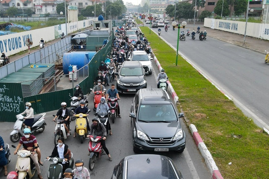 Loạt 9 "lô cốt" nằm bất động nhiều năm trên tuyến đường dài 1,2km tại Hà Nội