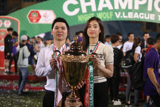 Hoa hậu Đỗ Mỹ Linh giản dị cùng nhà chồng ăn mừng chức vô địch