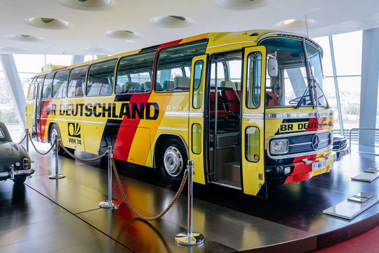 Dàn xe buýt Mercedes đầy sắc màu ấn tượng nhất lịch sử World Cup