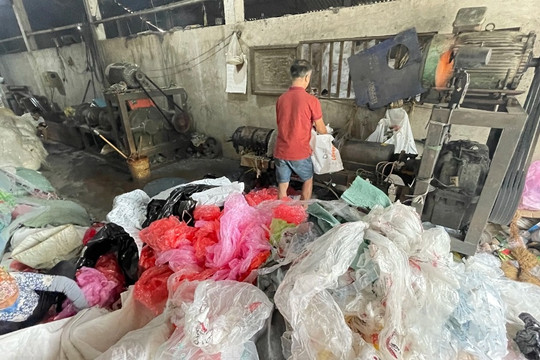 Về "làng giặt rác" ở Bắc Ninh người dân làm giàu từ những núi rác nilon
