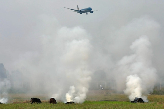 Khói đốt rơm rạ mù mịt khu vực máy bay hạ cánh sân bay Nội Bài