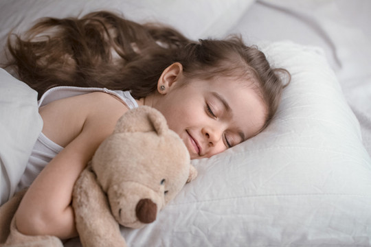 Giờ đi ngủ lý tưởng cho trẻ em và tuyệt chiêu giúp trẻ ngủ đúng giờ mà không phải bố mẹ nào cũng biết