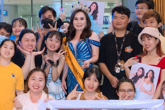 Tân ‘Mrs Grand International 2022’ Phan Kim Oanh rạng rỡ về nước