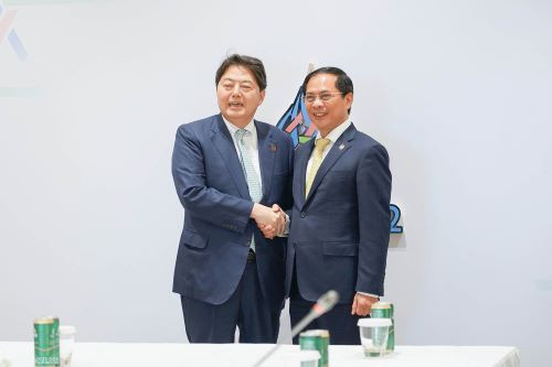Bộ trưởng Bùi Thanh Sơn gặp Bộ trưởng Ngoại giao Nhật Bản Hayashi Yoshimasa