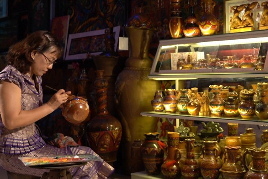 Người họa sĩ "khoác áo" cho gốm Chăm, bảo tồn văn hóa dân tộc
