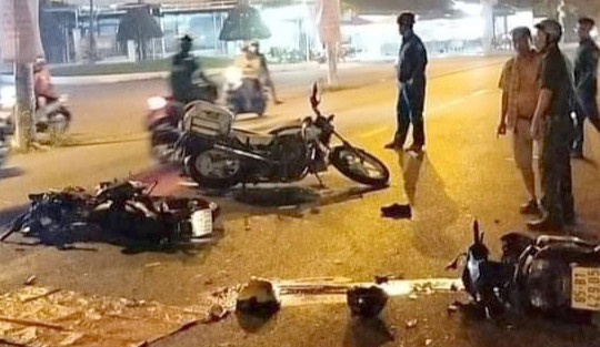 Tai nạn liên hoàn giữa 2 xe máy với mô tô đặc chủng CSGT, 3 người bị thương