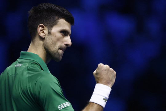 Djokovic vào chung kết ATP Finals sau 2 loạt "đấu súng" nghẹt thở