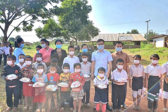 Tuổi xuân của một giáo viên Việt Nam ở nước bạn Lào