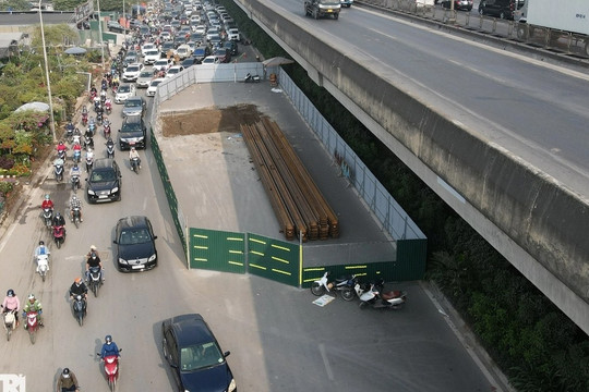 Đề xuất xén dải phân cách giảm ùn tắc qua 'lô cốt' đường Nguyễn Xiển